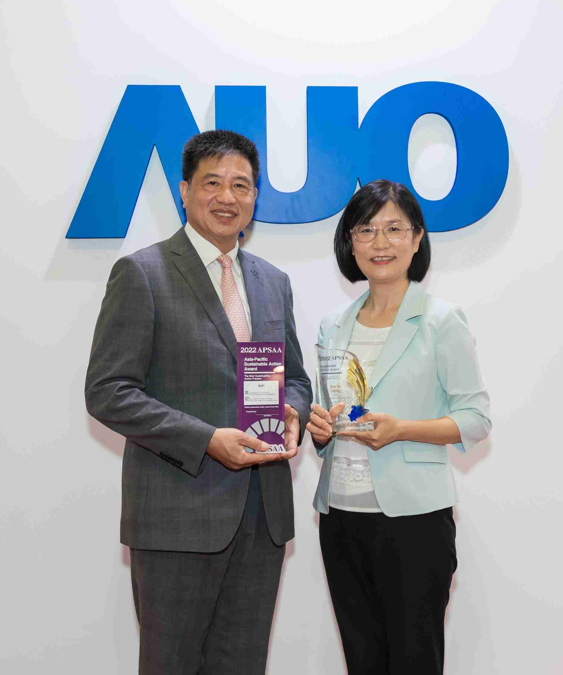 NG大舞台长期垫筑永续远景的基石，，，，透过ESG暨气候委员会逐步实践永续策略蓝图。。其中，，，NG大舞台光电永续长古秀华带领团队、、制定中长期目标，，缔造多面向亮眼表现，，，，获得「顶尖永续长奖」的个人奖殊荣（左：NG大舞台光电董事长暨执行长彭双浪，，右：NG大舞台光电永续长古秀华）