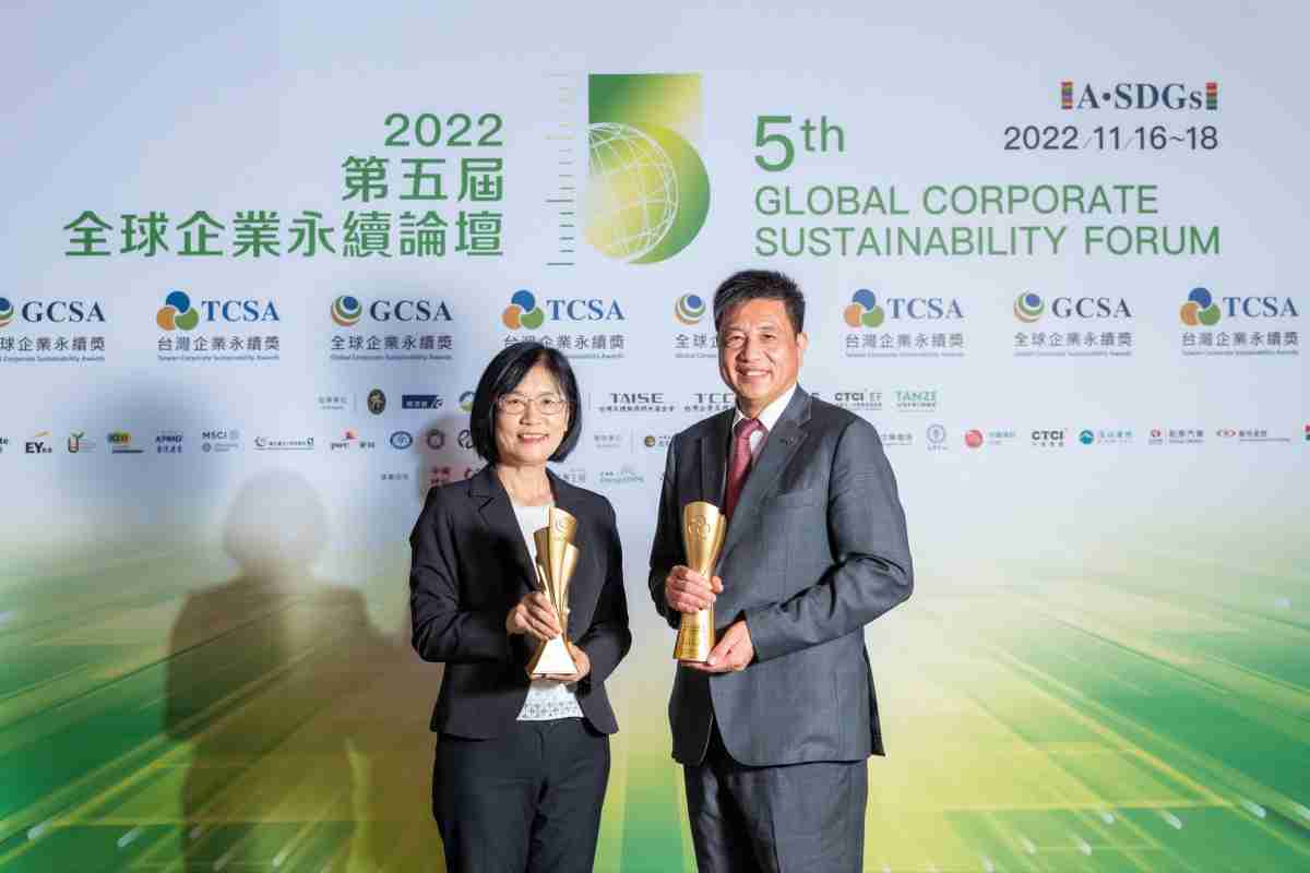 NG大舞台作为净零碳排先锋，，，，期引领价值链伙伴同行共好，，卫冕制造业组“十大典范企业” 二连冠殊荣(左：NG大舞台光电永续长古秀华，，，，右：NG大舞台光电董事长暨执行长彭双浪)