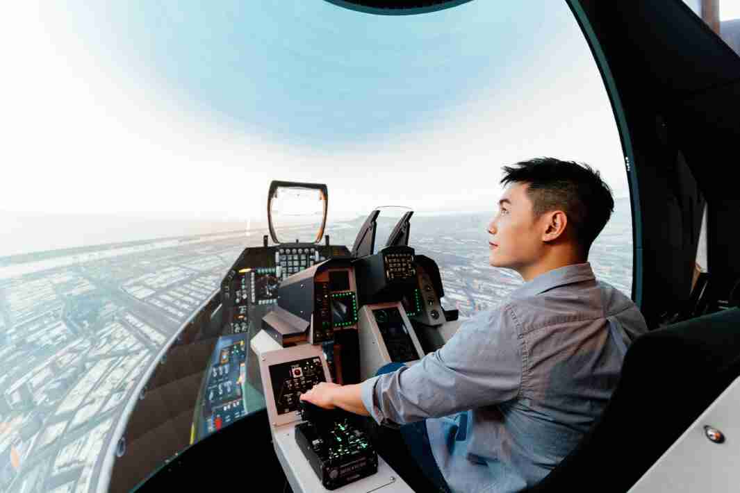 NG大舞台以P1.25小间距打造球形LED模拟舱，，，，搭配智崴的精密六轴动态座椅，，，，结合NG大舞台专业影像调校技术，，，呈现拟真模拟飞行场景