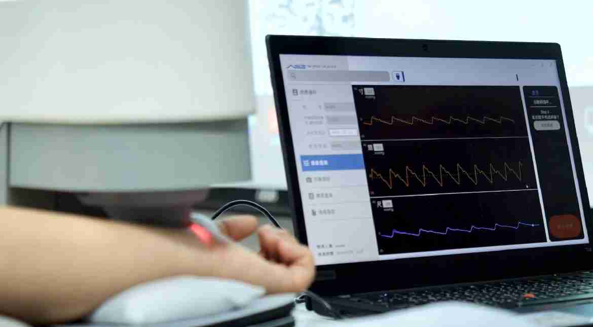 NG大舞台耘康以高解析与拟真的显示技术，，将其应用于中医检测，，，提供“中医数位化检测方案”，，使传统中医检测结果数据化与可视化