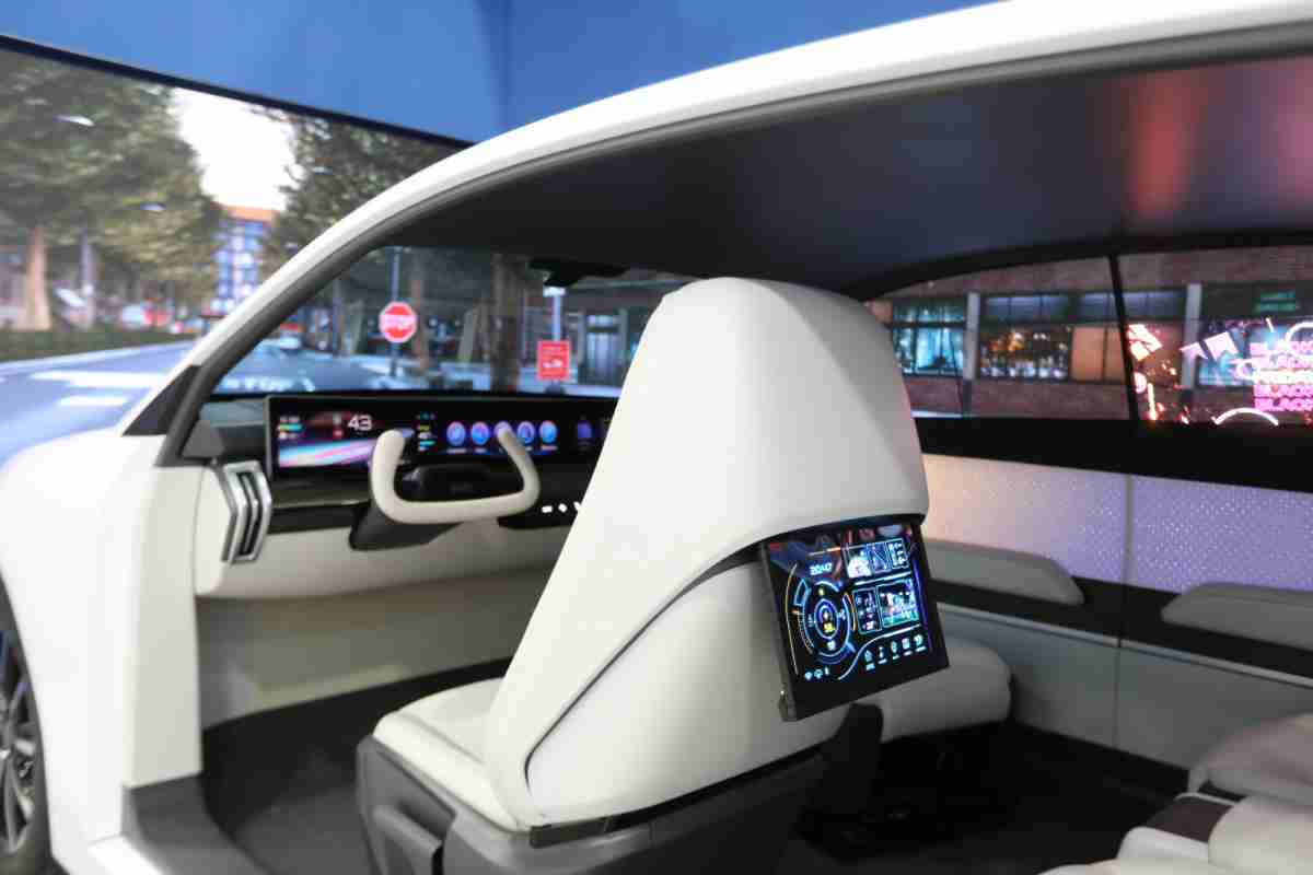 NG大舞台的「可卷式后座娱乐显示器」加强后座乘客的感官体验，，，并保有个性化设计，，，，可依使用偏好进行动态调整。。。