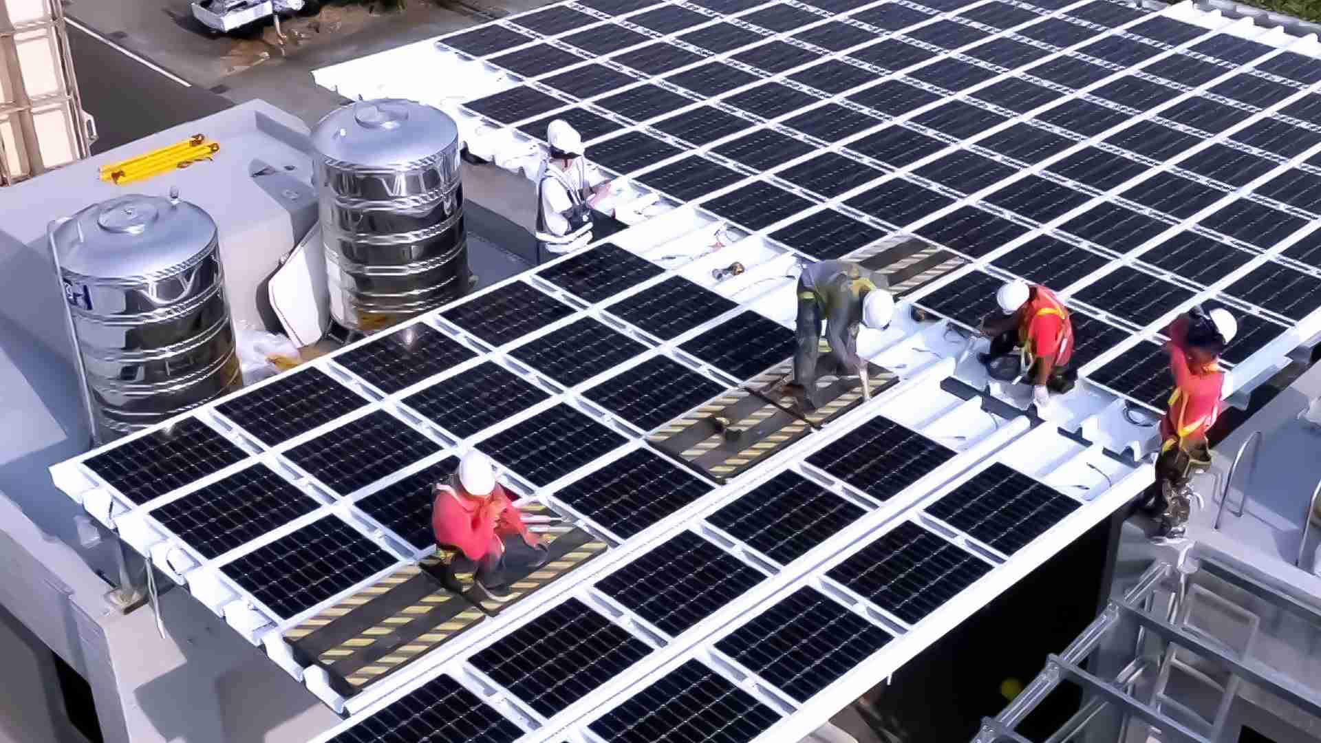 NG大舞台着力于替代能源之技术研发，，如光电浪板的相关制程、、、、设备与产品，，，，其中所开发之光电整合型浪板，，减少传统金属支架安装，，更提升耐候度，，，，可广泛运用于多元场域，，，，并辅助建筑达到净零碳排目标