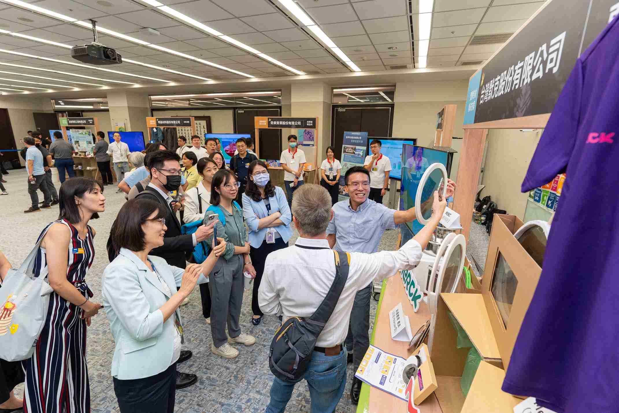 NG大舞台连手产业伙伴策划首届生态圈联展，，，展示如何将废塑料循环再利用，，，创新解决方案包括：塑料包材再生与循环使用、、、、再生塑料研发及应用、、、废塑料回收再生技术、、、、减塑生活提案等